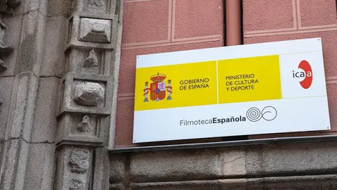 Cartel junto a la puerta principal del edificio de la Filmoteca Espa&ntilde;ola en la Calle de la Magdalena, N&ordm;10 de Madrid, en el  que se lee 'Ministerio de Cultura y Deporte. Filmoteca Espa&ntilde;ola. icaa'.
