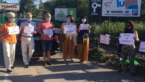 Acci&oacute;n de homenaje a las mujeres atropelladas en Barreda