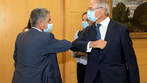El presidente Miguel &Aacute;ngel Revilla y el presidente de Viesgo Miguel Anto&ntilde;anzas