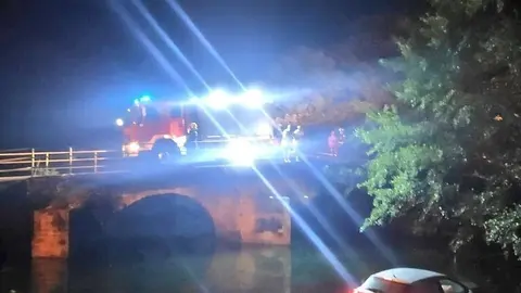 Veh&iacute;culo ca&iacute;do al r&iacute;o