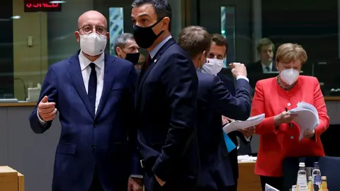 De izq. A dcha.: el presidente del Consejo europeo, Charles Michel; el presidente de Espa&ntilde;a, Pedro S&aacute;nchez; el presidente franc&eacute;s, Emmanuel Macron; y la canciller alemana, Angela Merkel.