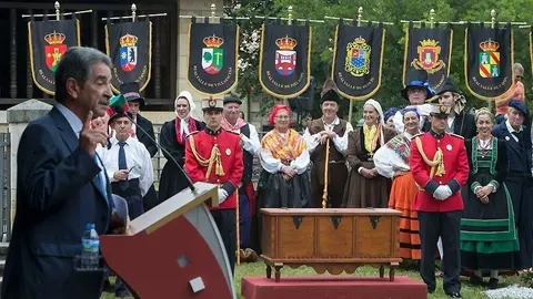 El presidente regional, Miguel &Aacute;ngel Revilla, interviniendo en el D&iacute;a de las Instituciones (Archivo)