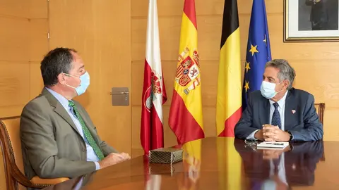 El presidente de Cantabria, Migue &Aacute;ngel revilla, con el embajador de B&eacute;lgica en Espa&ntilde;a, Marc Calcoen