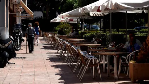 Varias personas disfrutan en una terraza, en Madrid (Espa&ntilde;a).