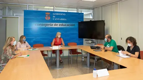La consejera de Educaci&oacute;n, Marina Lomb&oacute;, se re&ntilde;&uacute;en con comisiones permanentes de directores y mesa familias
