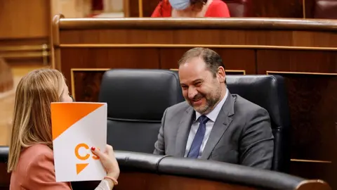 El ministro de Transportes, Movilidad y Agenda Urbana, Jos&eacute; Luis &Aacute;balos, sonr&iacute;e a la diputada de Ciudadanos Mar&iacute;a Mu&ntilde;oz durante un pleno en el Congreso .