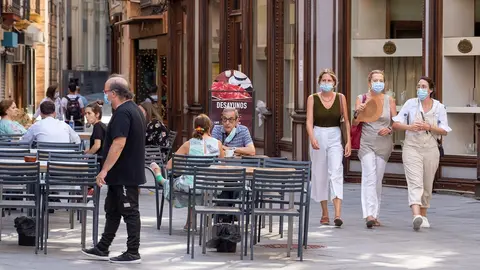 Tres ciudadanas pasean con mascarillas y abanico por el fuerte calor en el primer d&iacute;a de uso obligatorio de mascarillas en Sevilla
