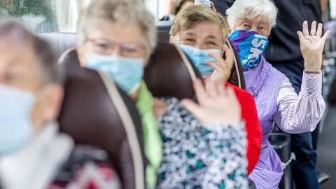 Mujeres con mascarilla en un autob&uacute;s en Schwerin (Alemania)