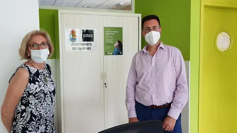El alcalde de Colindres, Javier Incera, y Ana Rosa Mart&iacute;n, de la UNED