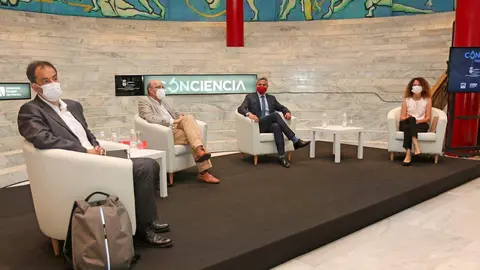 Pablo Zuloaga asiste a la tercera mesa de debate del pacto por la ciencia de Cantabria