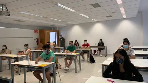 Los alumnos esperan antes de la primera prueba en un aula del barrio de Cappont en Lleida.