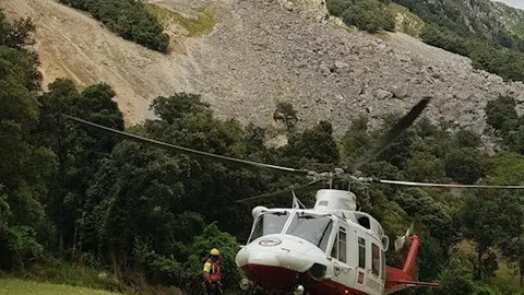 Helic&oacute;ptero Gobierno Cantabria en un rescate en la v&iacute;a ferrata de La Hermida