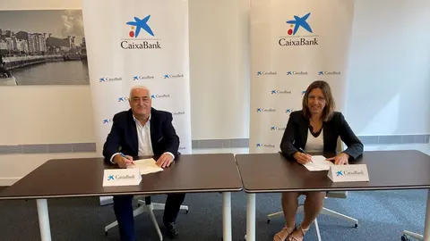 Firma acuerdo Federaci&oacute;n C&aacute;ntabnra de Bolos y Caixabank