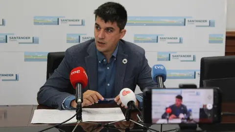 El portavoz del Grupo Socialista en el Ayuntamiento de Santander, Daniel Fern&aacute;ndez