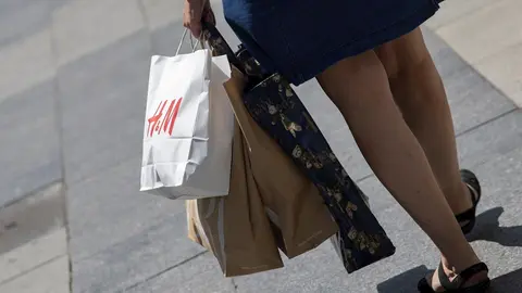 Una mujer pasea cargada con varias bolsas, durante el segundo d&iacute;a de rebajas, en Madrid (Espa&ntilde;a), a 26 de junio de 2020
