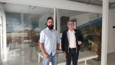 Nacho Hernando y Enrique Gordaliza en la oficina de turismo