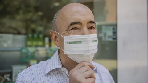 Un hombre con mascarilla