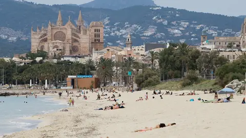 Ba&ntilde;istas en una playa de Palma durante el primer d&iacute;a de la Fase 2