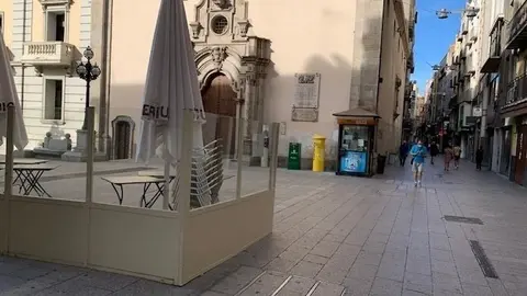 Terraza de un bar cerrado en la Pla&ccedil;a de Sant Francesc de Lleida tras los rebrotes