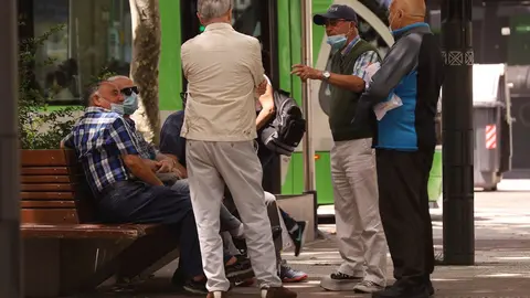 Unos hombres hablan con mascarilla en una c&eacute;ntrica calle de Vitoria-Gasteiz, &Aacute;lava, Pa&iacute;s Vasco (Espa&ntilde;a), a 16 de julio de 2020.