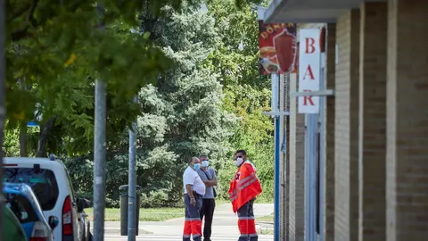 Un m&eacute;dico ordena las inmediaciones del Instituto de Educaci&oacute;n Secundaria de Mendillorri la zona donde realizar&aacute;n durante esta tarde pruebas PCR de diagn&oacute;stico de COVID-19 a j&oacute;venes de entre 17 y 28 a&ntilde;os, en Pamplona, Navarra, a 23 de julio de 2020