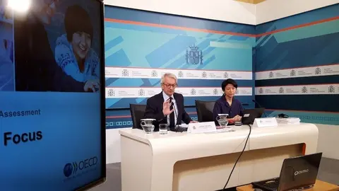 El secretario de Estado de Educaci&oacute;n en funciones, Alejandro Tiana, y la analista principal de PISA, Miyako Ikeda, en la presentaci&oacute;n del Informe PISA 2018 en Madrid.