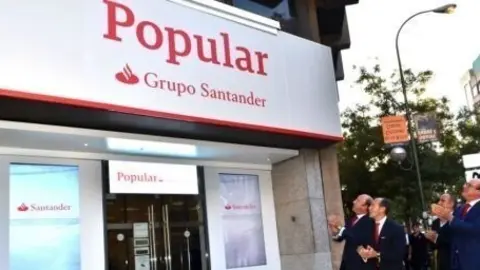 Oficina de Banco Popular con el r&oacute;tulo de Grupo Santander