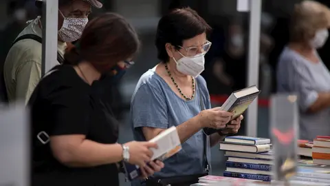Varios personas observan libros en varios puestos de libros colocados en la calle, en Barcelona, Catalunya (Espa&ntilde;a), a 23 de julio de 2020. 