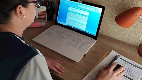 Una profesora de Primaria en C&oacute;rdoba teletrabaja en su domicilio con su port&aacute;til.