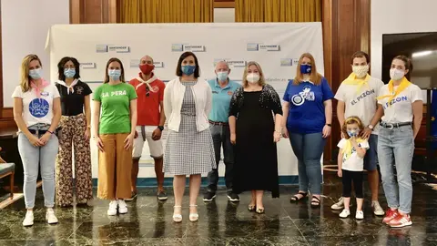 Gema Igua y Lorena Guti&eacute;rrez con las pe&ntilde;as de Santander