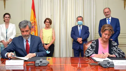 El presidente del Consejo General del Poder Judicial (CGPJ), Carlos Lesmes, y la presidenta del Consejo General de la Abogac&iacute;a Espa&ntilde;ola (CGAE), Victoria Ortega, firman un convenio para promover la mediaci&oacute;n intrajudicial, el 24 de julio de 2020.