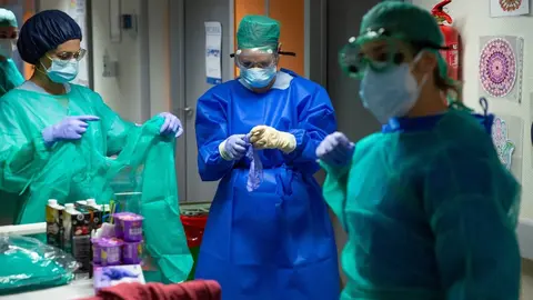 Enfermeras protegidas con mascarillas y gafas en el Hospital Povisa de Vigo, del grupo Ribera Salud.