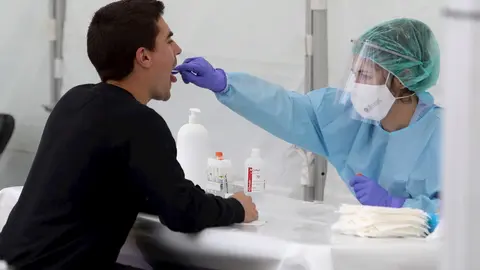 Una sanitaria le realiza un frotis bucal