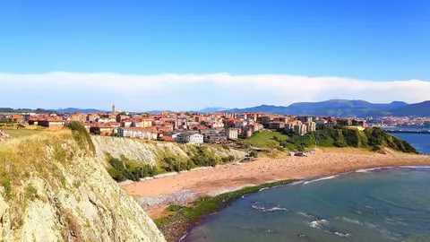 Jornada soleada en la playa de Arrigunaga (Getxo)
