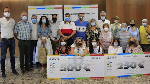 Entrega de cheques de la campa&ntilde;a de vales de compra