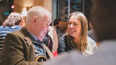 Imagen del programa de acompa&ntilde;amiento de Adopta Un Abuelo, al que suma la Consejer&iacute;a de Igualdad con acompa&ntilde;amiento telef&oacute;nico.