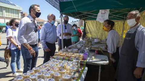 Blanco en el mercado de productos c&aacute;ntabros en Campoo