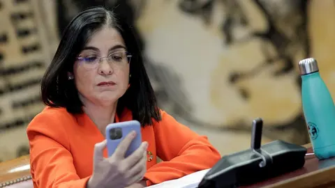 La ministra de Pol&iacute;tica Territorial y Funci&oacute;n P&uacute;blica, Carolina Darias, mira su m&oacute;vil durante su comparecencia en la comisi&oacute;n de Entidades Locales del Senado, en Madrid (Espa&ntilde;a), a 18 de junio de 2020.