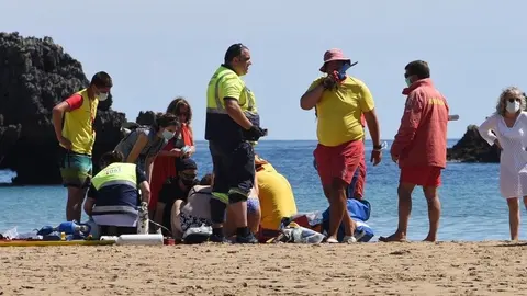 Organizadores los Campeonatos de Salvamento y Socorrismo salvan la vida de una mujer en una playa c&aacute;ntabra