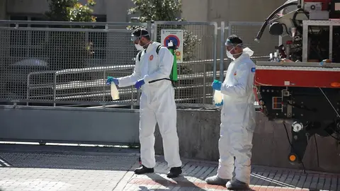 Varios militares de la UME preparan material desinfectante