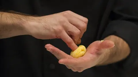 Cocinero cocinando una patata. Gastronom&iacute;a. Chef. Alimentaci&oacute;n. Alimentos.Comida