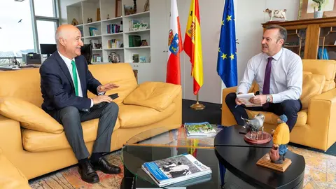 El consejero de Desarrollo Rural, Guillermo Blanco, se re&uacute;ne con el alcalde de la Hermandad de Campoo de Suso, Pedro Luis Guti&eacute;rrez