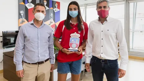 La jugadora de voley playa Ana Vergara junto al vicepresidente de Cantabria, Pablo Zuloaga (derecha) y al director general de Deportes, Mario Iglesias (izda)