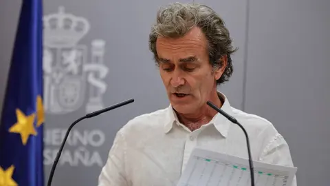 El director del Centro de Coordinaci&oacute;n de Alertas y Emergencias Sanitarias (CCAES), Fernando Sim&oacute;n, muestra unos gr&aacute;ficos durante una rueda de prensa para informar de la evoluci&oacute;n de la COVID-19, en Madrid (Espa&ntilde;a), a 16 de julio de 2020.