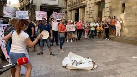 Protesta de hosteleros de Lleida delante del Ayuntamiento