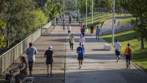 Gente paseando en Sevilla. Imagen de archivo.
