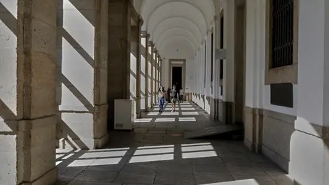 Visitantes en el Museo Reina Sof&iacute;a, el d&iacute;a en el que reabre sus puertas tras haber permanecido casi tres meses clausurado a causa de la pandemia por coronavirus, en Madrid (Espa&ntilde;a) a 6 de junio de 2020.