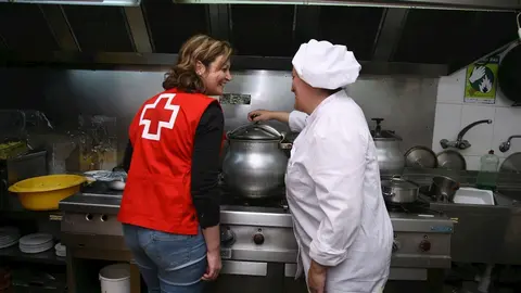 Una trabajadora de Cruz Roja junto a una cocinera