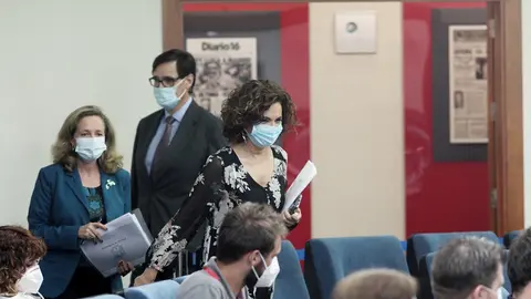 La ministra portavoz y de Hacienda, Mar&iacute;a Jes&uacute;s Montero, seguida de la vicepresidenta de Asuntos Econ&oacute;micos y Transformaci&oacute;n Digital, Nadia Calvi&ntilde;o; y del ministro de Sanidad, Salvador Illa; llegan a Moncloa para comparecer en rueda de prensa