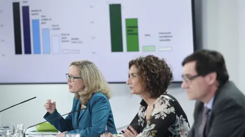 La vicepresidenta de Asuntos Econ&oacute;micos, Nadia Calvi&ntilde;o, la ministra portavoz y de Hacienda, Mar&iacute;a Jes&uacute;s Montero; y el ministro de Sanidad, Salvador Illa, comparecen en rueda de prensa posterior al Consejo de Ministros. En Madrid, a 28 de julio de 2020.